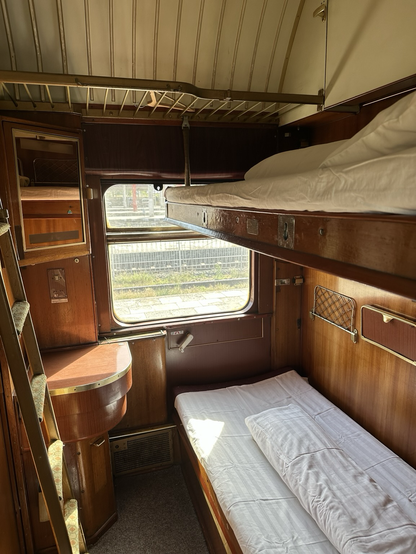Blick in mein Abteil – eine Oase aus Holz und Messing