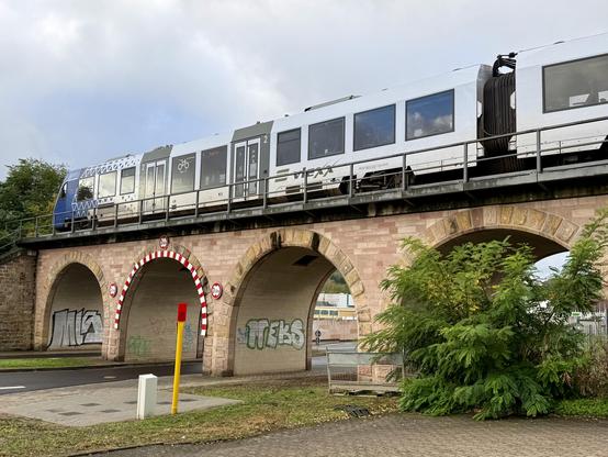 LINT auf einer Steinbrücke in St. Ingbert.