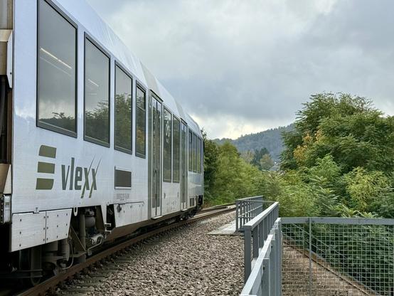 Blick am vlexx-LINT vorbei über die Brücke.