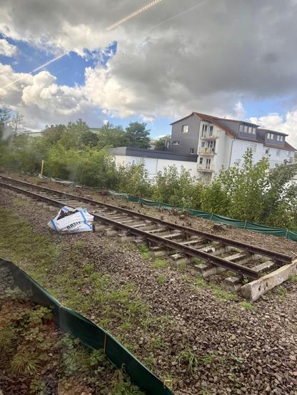 Blick auf das Richtung Zweibrücken weiterführende nicht angeschlossene Streckengleis. Die Bahnstrecke soll komplett neugebaut werden inklusive Elektrifizierung.