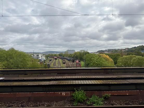 Fshrt über die Saarbrücke, die an dieser Stelle auch den Güterbahnhof Saarbrücken-Malstatt überquert.