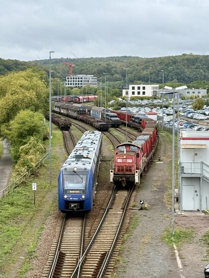 Blick von der Malstätter Brücke auf den LINT und die 294 mit Güterwagen.