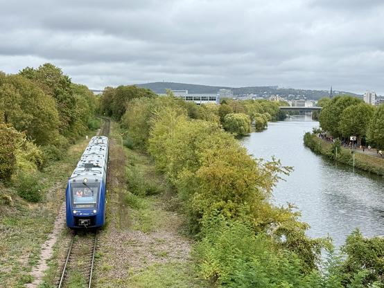 Der vlexx LINT in der Zufahrt auf Saarbrücken-Malstatt neben der Saar.