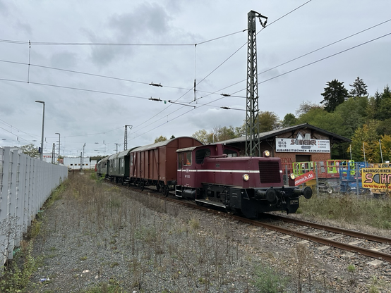 Einfahrender Museumszug der Ostertalbahn in Ottweiler