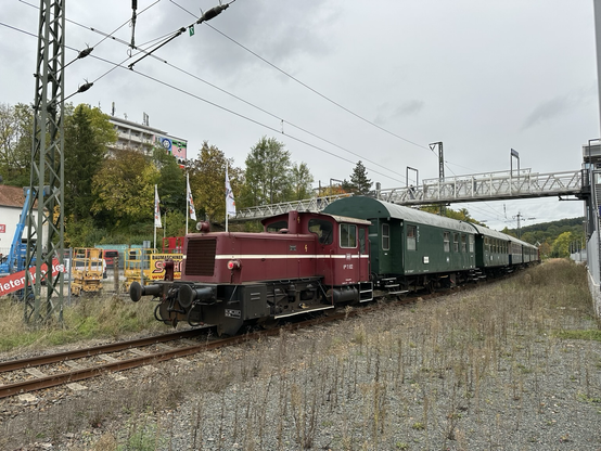 Der Zugschluss an der hinteren Köf, über die Gleise verläuft eine Fußgängerbrücke
