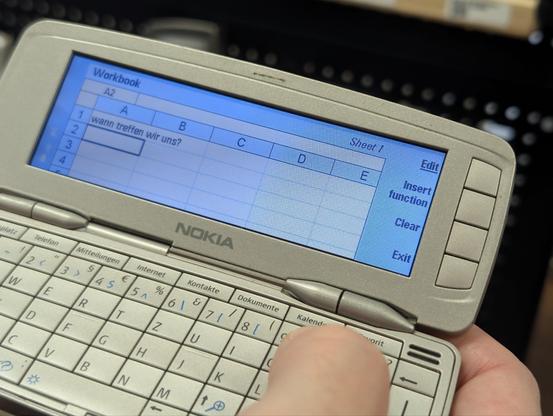 Auf einem alten Nokia-Handy mit QWERTZ-Tastatur wurde die Nachricht „Wann treffen wir uns?“ in ein Tabellenprogramm eingegeben