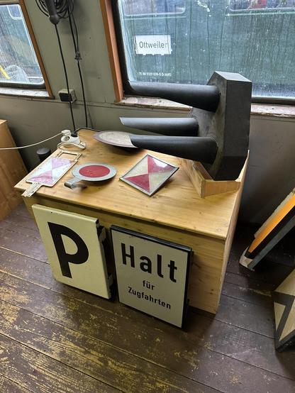 Zugschlusstafeln, ein Signalschirm, eine P-Tafel und ein Schild "Halt für Zugfahrten"