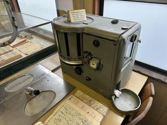 Ein alter automatischer Fahrkartendrucker