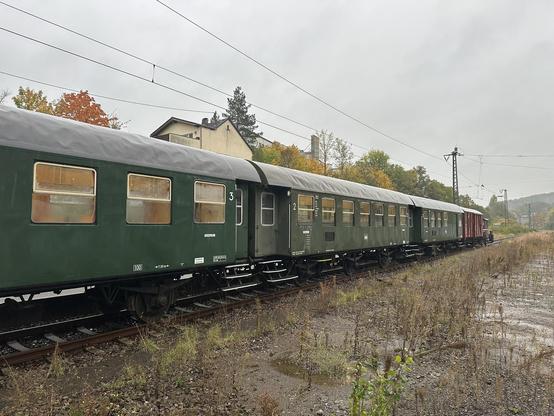 Ein 3.-Klasse-Wagen im Museumszug vom DB-Bahnsteig aus