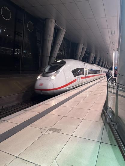 Am Fernbahnhof des Frankfurter Flughafens fährt ein ICE 3 neo ein