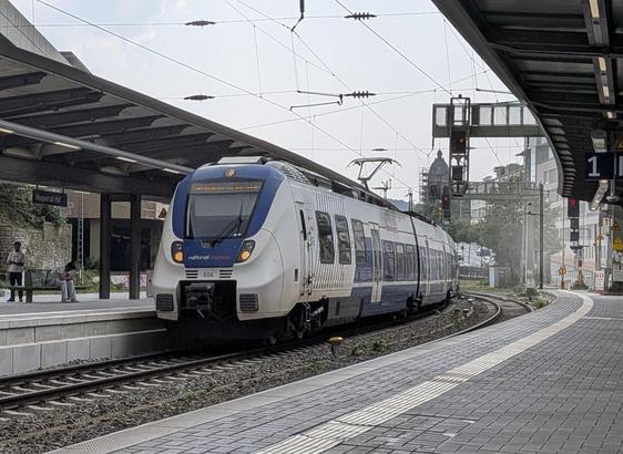 Bombardier Talent 2 von National Express in Wuppertal Hbf. Glaub ist eigentlich ne RB48 statt RE7, aber passt ja trotzdem