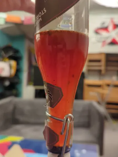 Storchenbräu Himbeer mit Chilliflocken. Es ist so leicht Orange verfärbt und schaut grauenhaft aus.