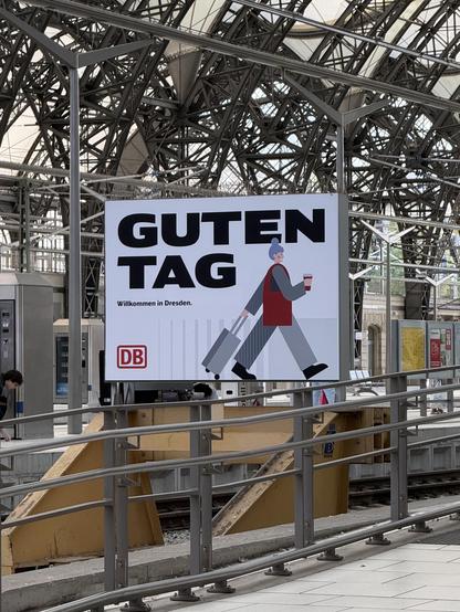 Schild im Bahnhof Dresden mit der Aufschrift „GUTEN TAG“ in all caps