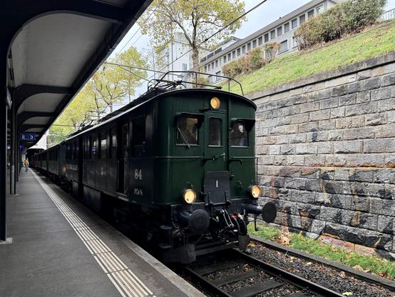 Elektrotriebwagen FCe 2/4 Nr. 84 mit dem Museumszug bei der Einfahrt in Zürich Wiedikon.