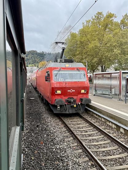 Entgegenkommende S4 der SZU auf dem Weg nach Zürich bei der Begegnung im Bahnhof Leimbach.