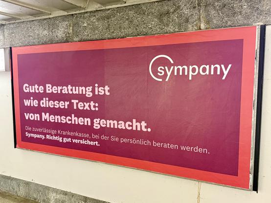 Werbeplakat in der Schweiz:
„sympany
Gute Beratung ist wie dieser Text: von Menschen gemacht.

Die zuverlässige Krankenkasse, bei der Sie persönlich beraten werden.
Sympany, Richtig gut versichert.“
