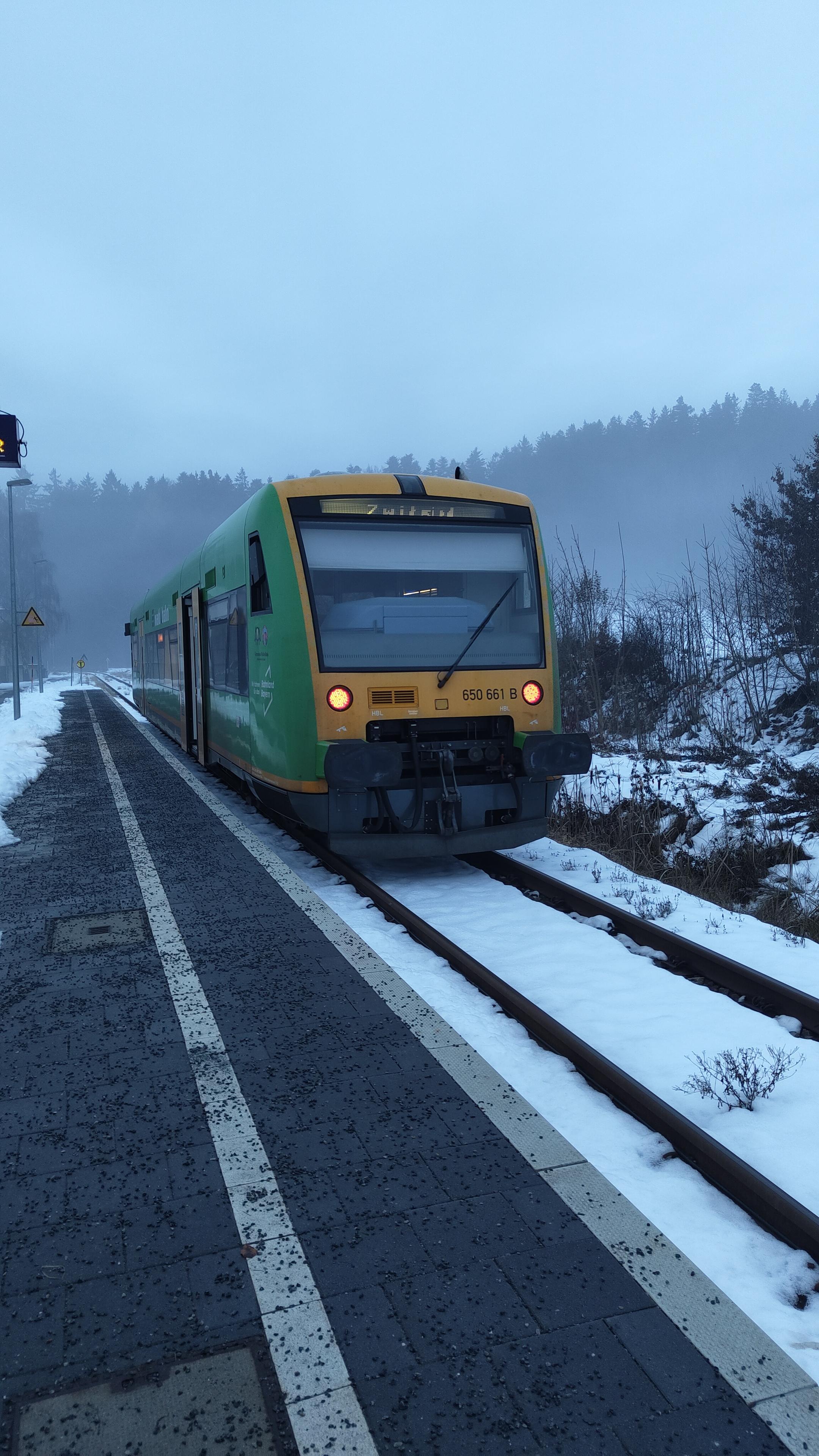 Ein regioshuttle der waldbahn (in grün-gelber optik) an einem bahnsteig